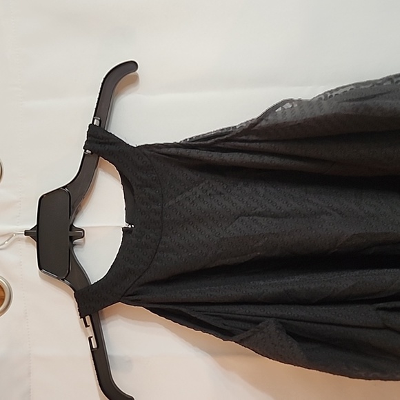 (9985) NWT CeCe cold shoulder top - Picture 2 of 9